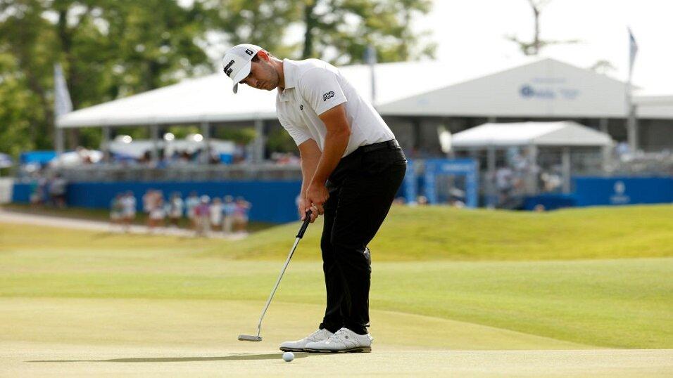 Patrick Cantlay putting at the Zurich Classic of New Orleans